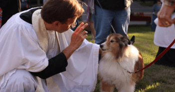 Blessing of the Animals as Community Outreach Photo from The Hingham Anchor featuring a Community Pet Blessing by Episcopal Parish of St. John the Evangelist and Second Parish Unitarian Universalist. https://www.hinghamanchor.com/st-johns-to-host-pet-blessing/